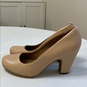 NEW Sofft Round Toe Mid Height Neutral Tan Leather Heeled Pump SF0004405 7.5M